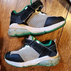 Boys 7 wide light up Stride Rite sneakers